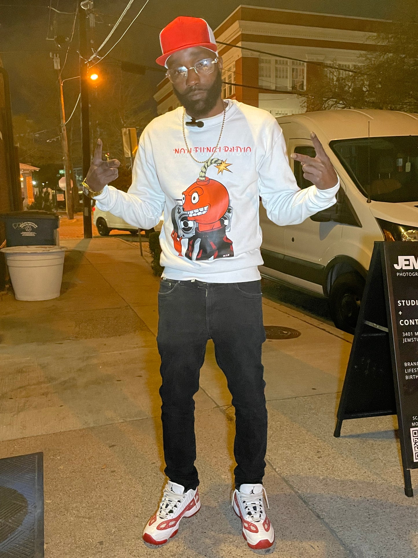 NON FUNGI RADIO LOGO SWEATER